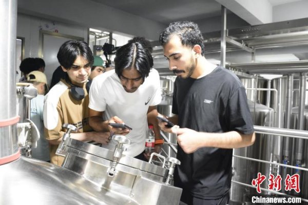 博盈证券 上合组织国家留学生探访山东青岛体验“智造”魅力